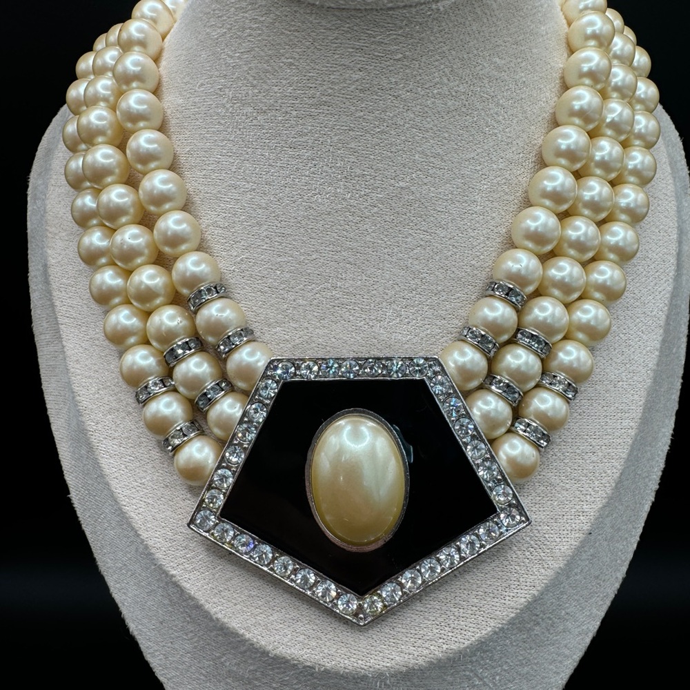 LOT 1608 Yves Saint Laurent pearls necklace - Picture 9 of 9